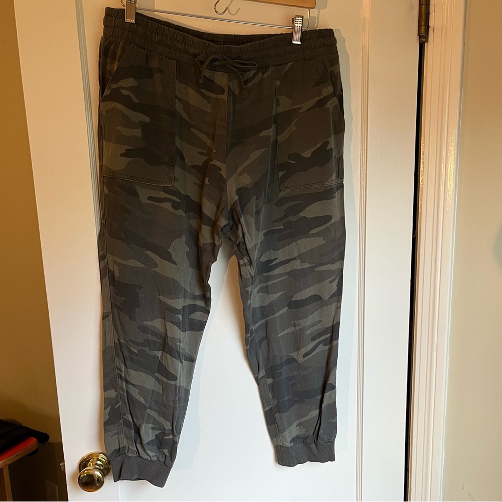 Splendid Green Camo Joggers, XL